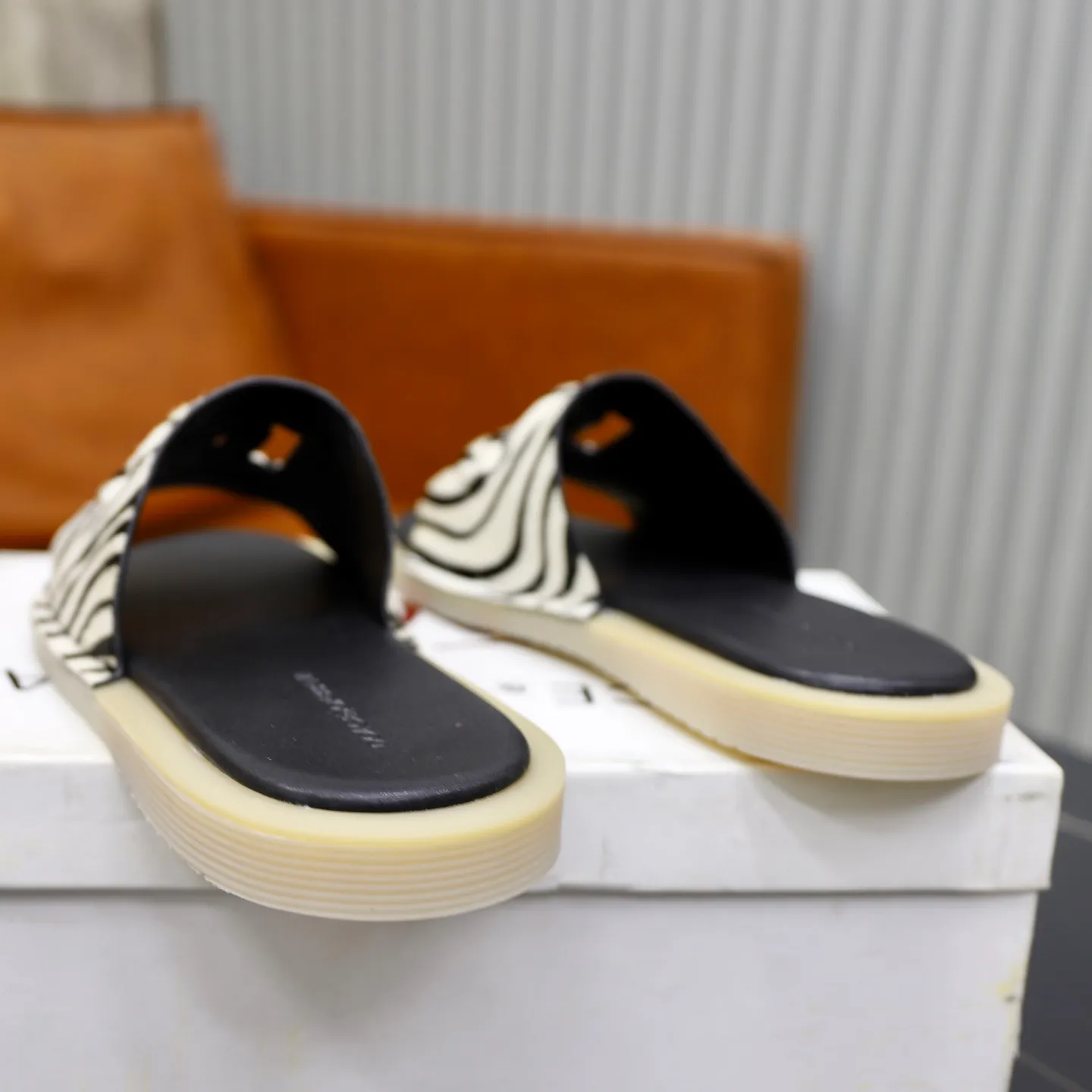 Ex-factory price: 340💰🙅‍♂️🙅‍♂️🙅‍♂️ Brand: DG Standard code: 38-44 (45 customized) Grade: Same as the official website Material: Original leather design Original lightweight wear-resistant molded outsole Style category: Men's fashion sandals Distinguished luxury brand elements Top luxury Color: Actual picture color
